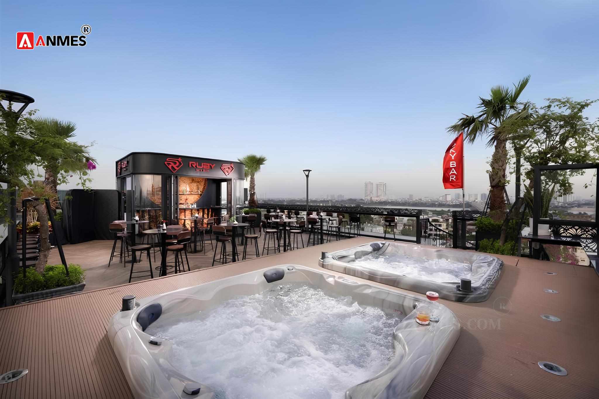 Không gian bể sục jacuzzi trên tầng thượng của khách s