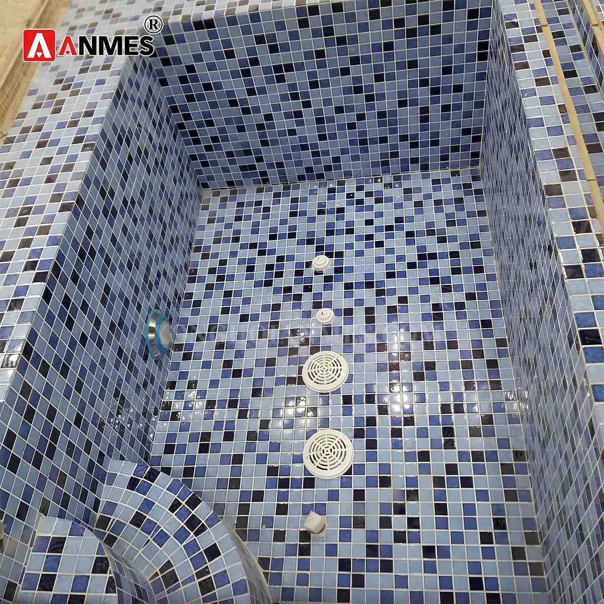 Ốp gạch bể sục jacuzzi