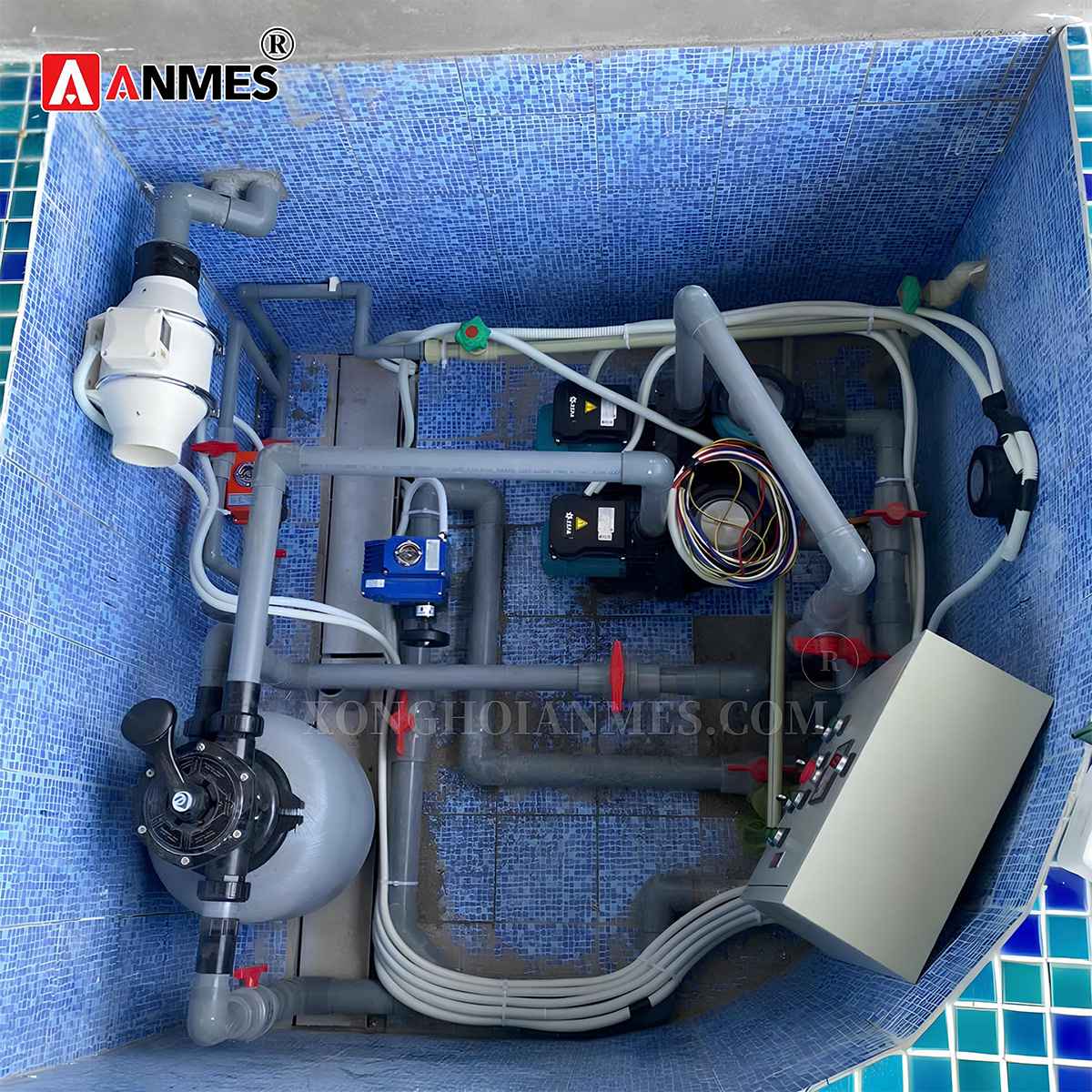 Phòng kỹ thuật chứa các thiết bị của bể sục jacuzzi

